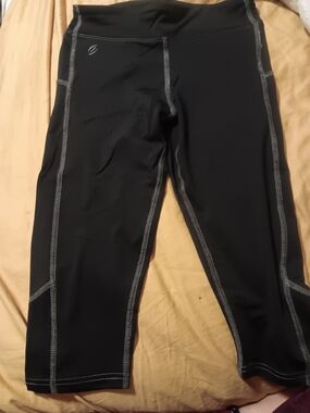 Black Athletic Capri Leggings with Contrast Stitching size small